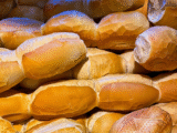 Pão de sal deve ficar mais caro após aumento no preço da farinha de trigo - Foto: Divulgação/Freepik