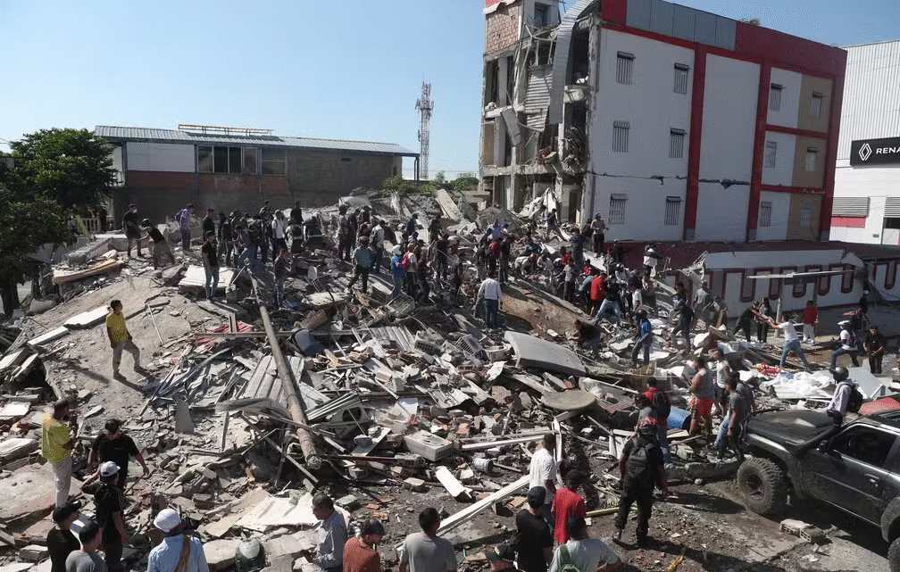 Terremoto de magnitude 7,4 deixa mais de cem mortos e prédios destruídos na Colômbia Terremoto de magnitude 7,4 deixa mais de cem mortos e prédios destruídos na Colômbia