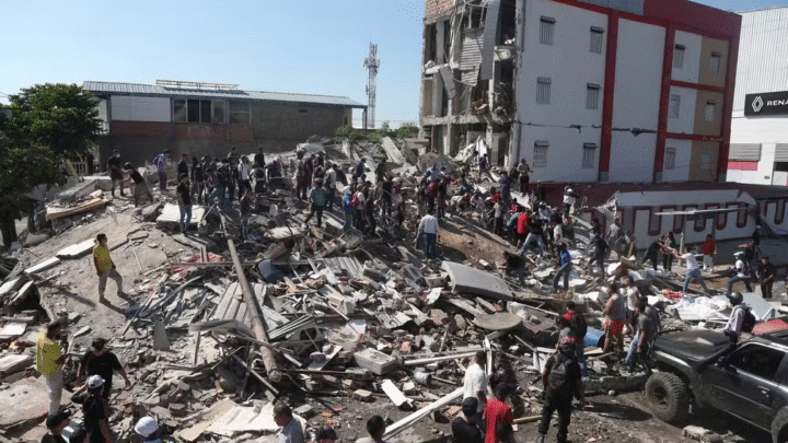 Terremoto de magnitude 7,4 deixa mais de cem mortos e prédios destruídos na Colômbia