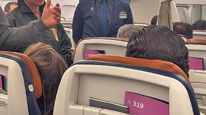 Voo da LATAM atrasa após passageiro retirar bagagens de terceiros e bater boca com a PF