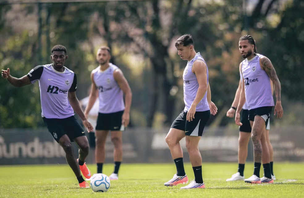 Escalação do Atlético-MG: sem atacante, Domínguez desenha time contra o Bragantino