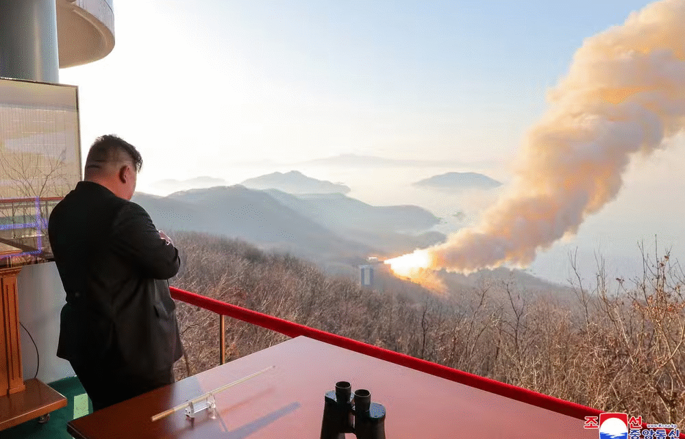 Míssil balístico é lançado pela Coreia do Norte em direção ao mar do Japão