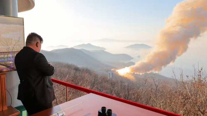 Míssil balístico é lançado pela Coreia do Norte em direção ao mar do Japão
