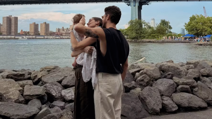 Camila Queiroz abre álbum de fotos em viagem com a família por Nova York