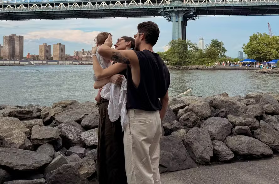Camila Queiroz abre álbum de fotos em viagem com a família por Nova York Camila Queiroz abre álbum de fotos em viagem com a família por Nova York