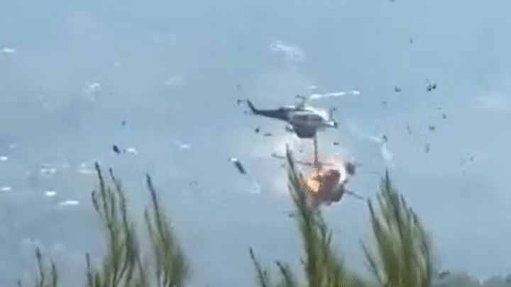 Dois helicópteros colidem durante combate a incêndio florestal na Grécia e deixam mortos