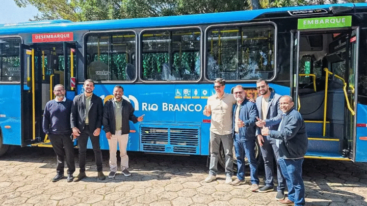 Alysson visita fábrica em São Paulo e anuncia chegada de novos ônibus a Rio Branco
