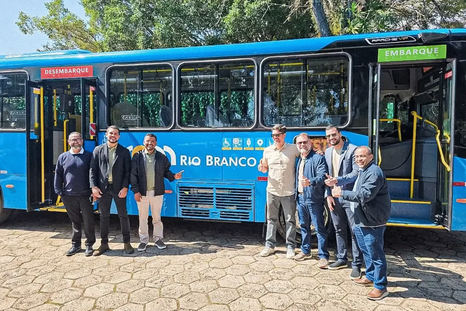 Alysson visita fábrica em São Paulo e anuncia chegada de novos ônibus a Rio Branco