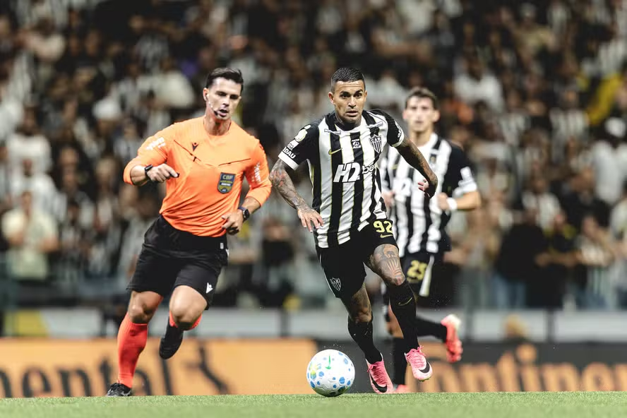 Atlético-MG manifesta indignação com arbitragem e promete ir à CBF após empate