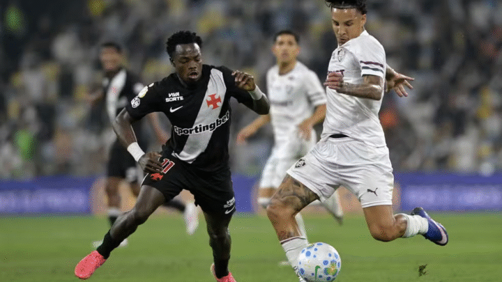 Vasco evolui no sistema defensivo, mas escancara falta de opções no ataque em clássico