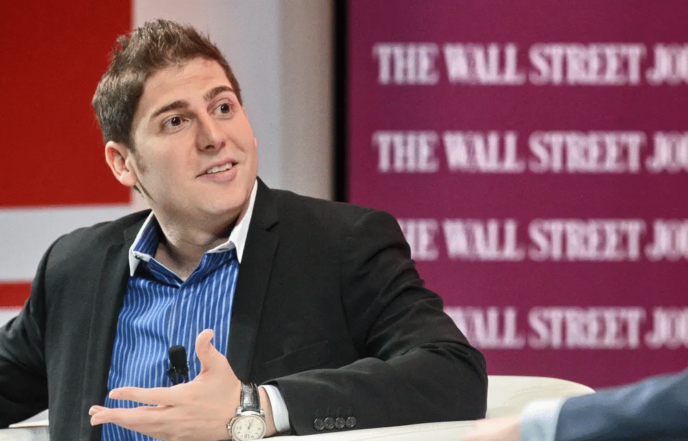 Eduardo Saverin se alia a Jeff Bezos em compra de 30% do Liverpool