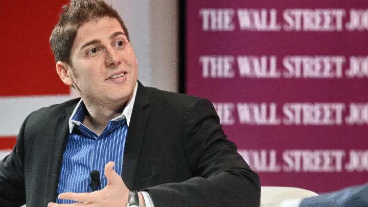 Eduardo Saverin se alia a Jeff Bezos em compra de 30% do Liverpool
