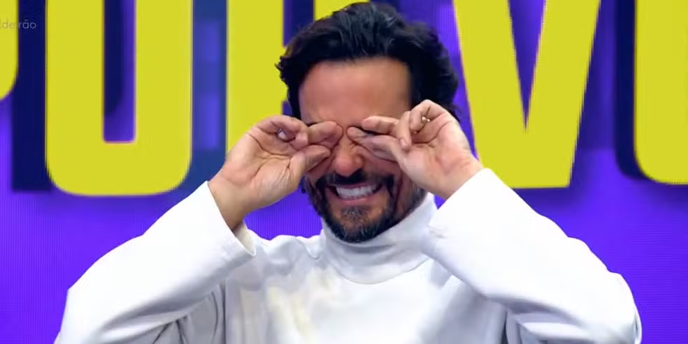 Paulinho Vilhena se emociona na TV ao comemorar o aniversário de três anos da filha