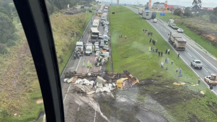 Caminhão carregado de ureia tomba na BR-277 em Balsa Nova e deixa quatro pessoas feridas