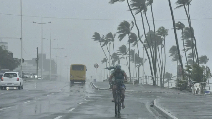 Ventos de até 70 km/h deixam Salvador em estado de atenção