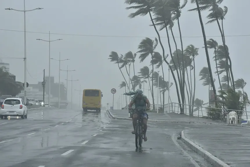 Ventos de até 70 km/h deixam Salvador em estado de atenção