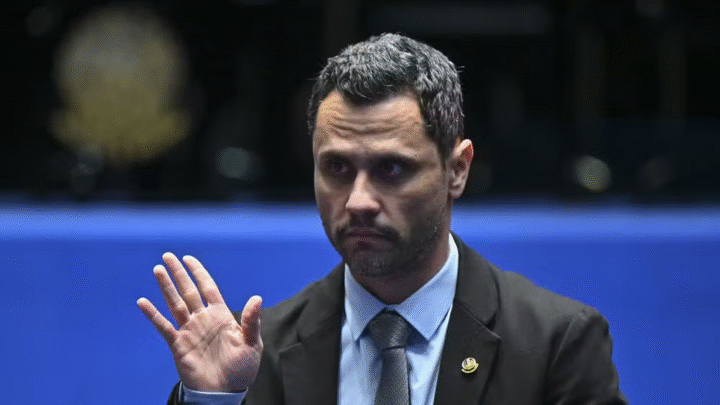 Cleitinho desiste de disputar o governo de Minas Gerais e altera cenário eleitoral no estado