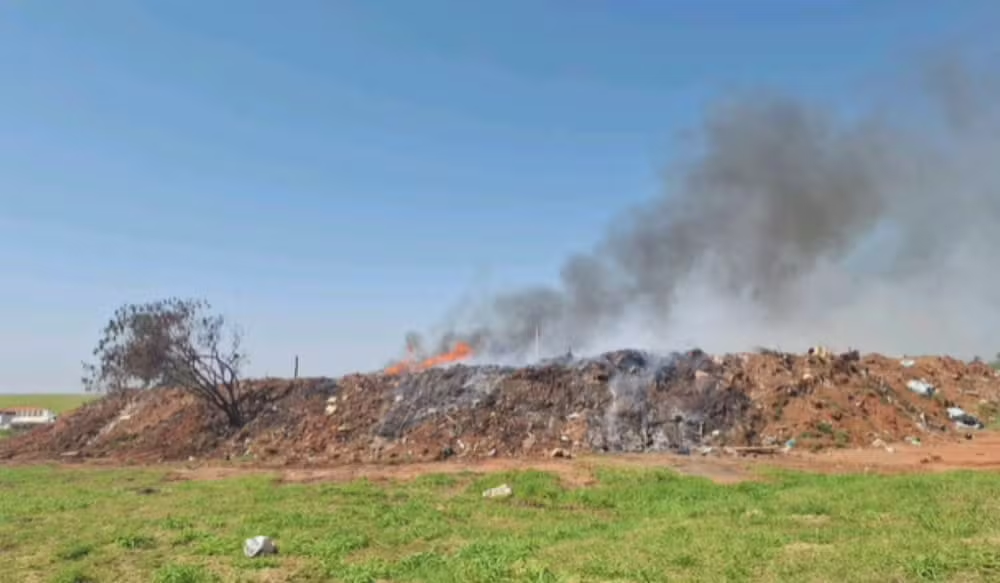 Incêndios atingem canavial e depósito de galhos no interior de SP e mobilizam bombeiros Incêndios atingem canavial e depósito de galhos no interior de SP e mobilizam bombeiros