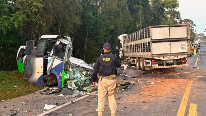 Tragédia na BR-373 envolve micro-ônibus e carreta e deixa 23 mortos no Paraná