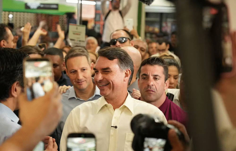 Dark Horse Flávio Bolsonaro afirma que prestou contas de documentário e rebate PT em SP