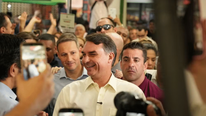 Dark Horse Flávio Bolsonaro afirma que prestou contas de documentário e rebate PT em SP