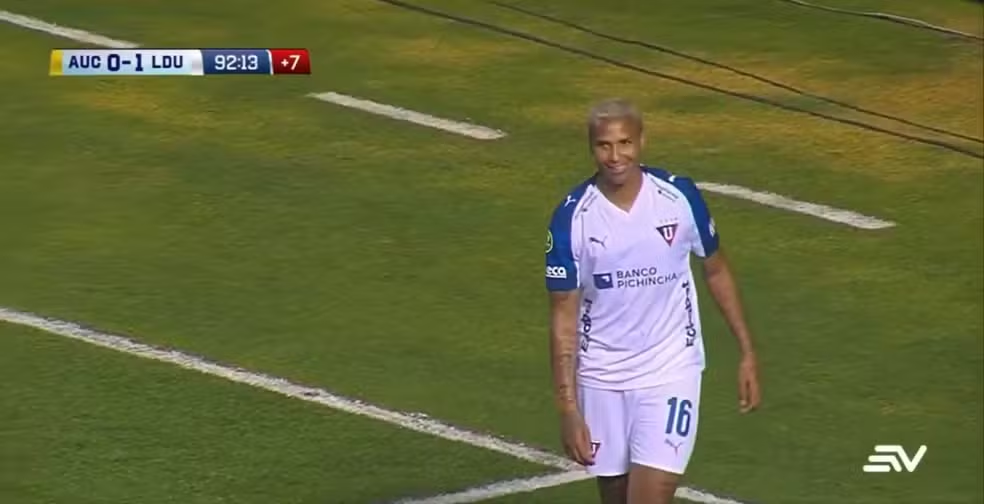 Deyverson provoca torcida adversária e provoca confusão em clássico no Equador