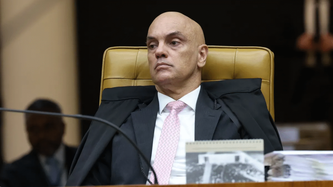 Justiça rejeita ação da família de Alexandre de Moraes contra senador Alessandro Vieira