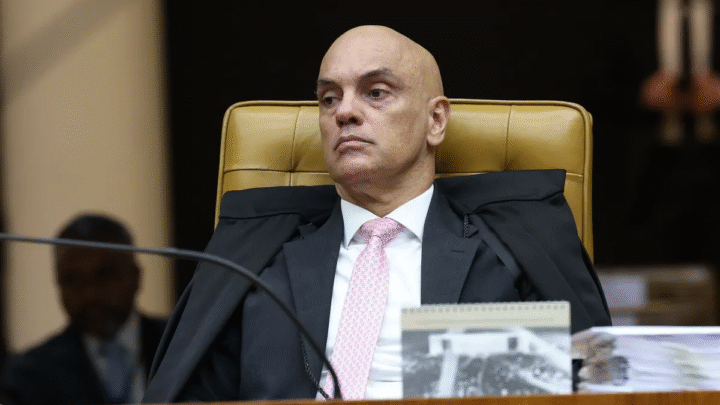 Justiça rejeita ação da família de Alexandre de Moraes contra senador Alessandro Vieira