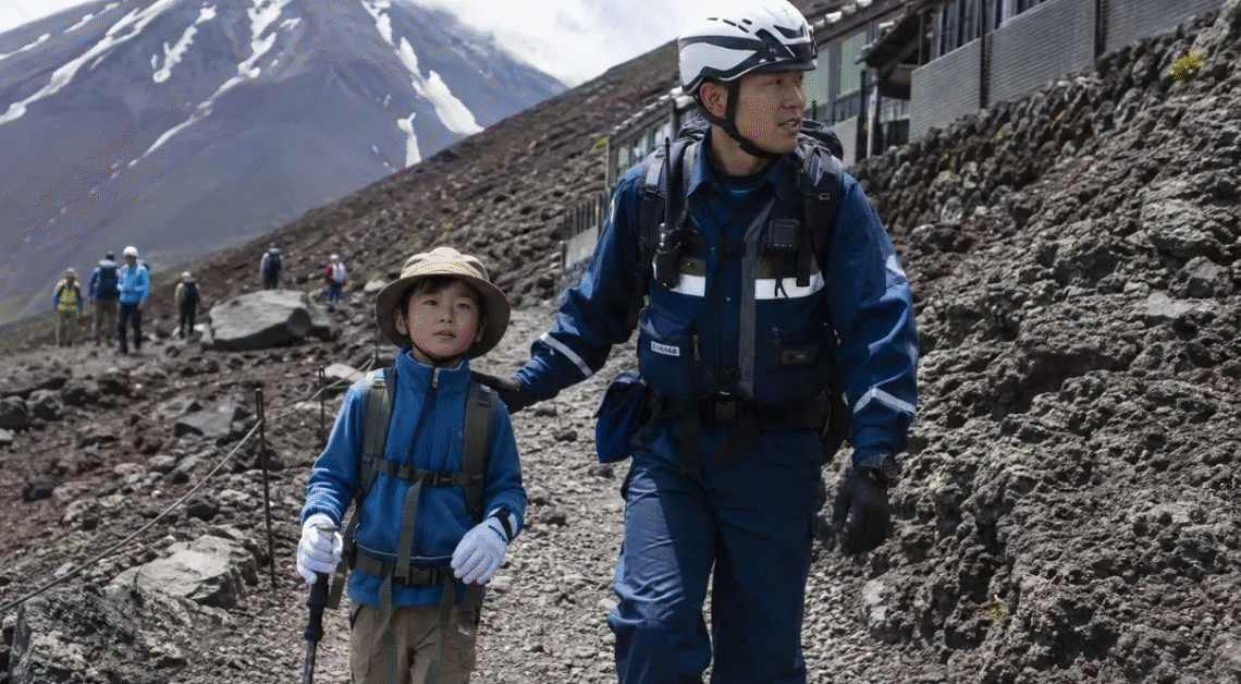 Polícia resgata menino de 7 anos deixado sozinho no Monte Fuji