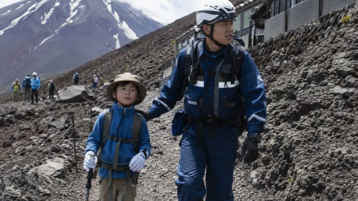 Polícia resgata menino de 7 anos deixado sozinho no Monte Fuji