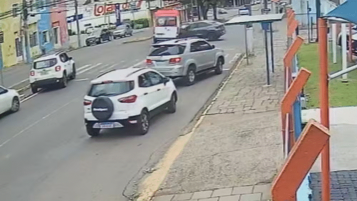 Ambulância do Samu tomba em acidente fatal e deixa quatro feridos no RS