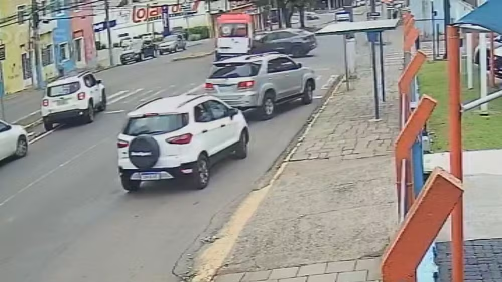 Ambulância do Samu tomba em acidente fatal e deixa quatro feridos no RS