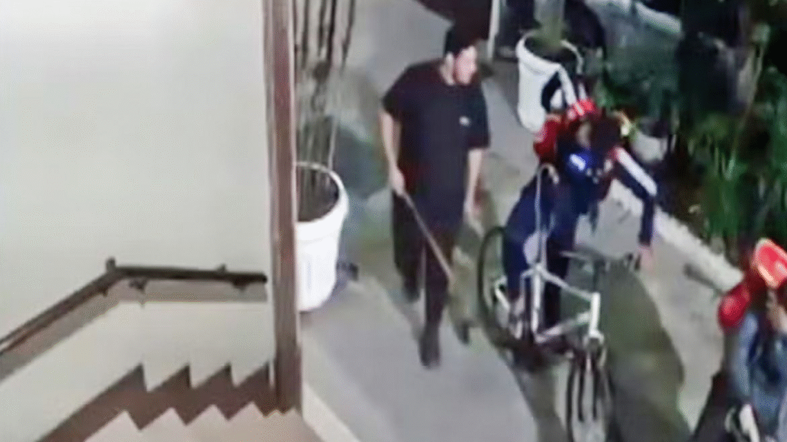Segurança Davi Santos é preso após ir prestar depoimento usando a bicicleta da vítima no Rio