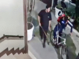 Segurança Davi Santos é preso após ir prestar depoimento usando a bicicleta da vítima no Rio - Foto: Reprodução/BAND