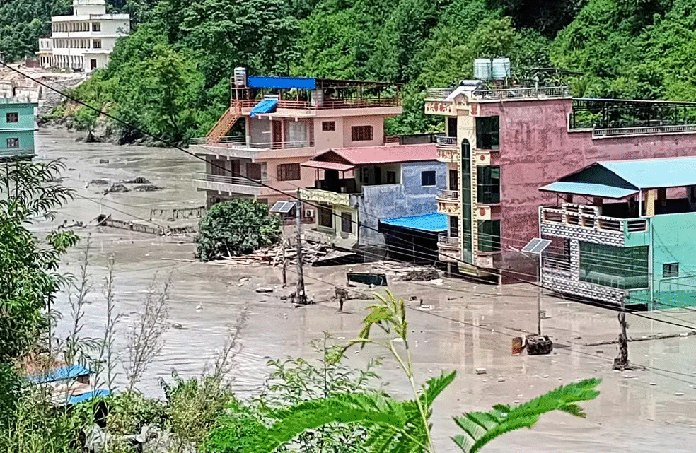 Enchente no Nepal causa tragédia assustadora e arrasta vilarejos inteiros com centenas de vítimas