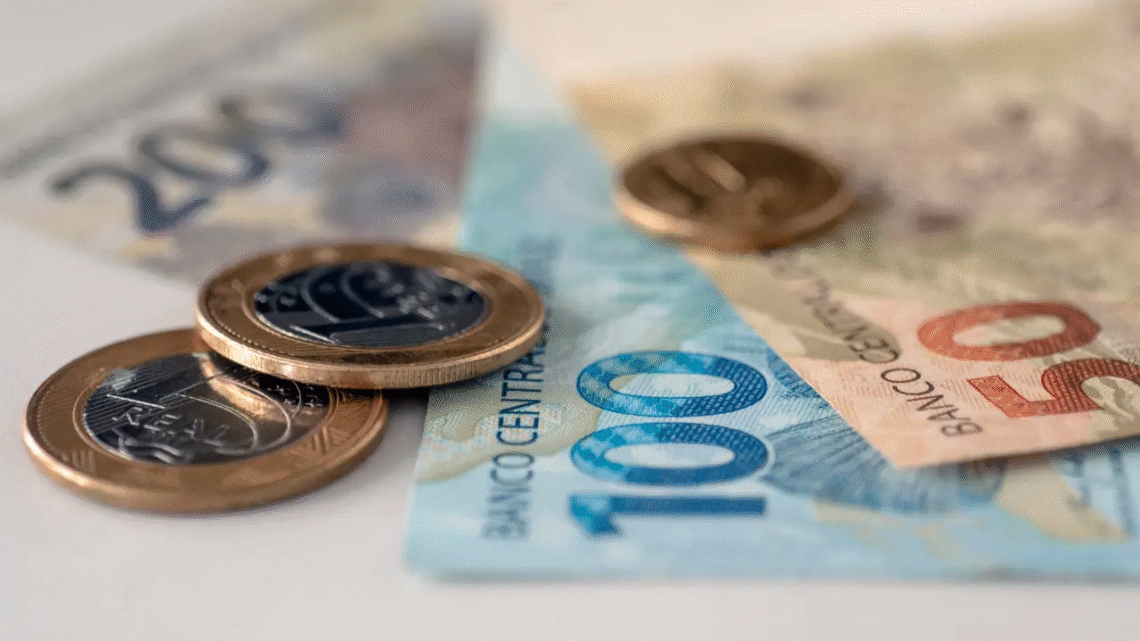 Salário mínimo de 2027 tem reajuste estimado em R$ 1.717 pelo governo federal