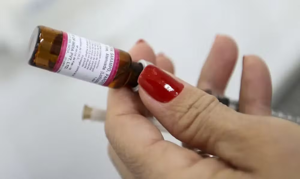 De Olho na Fila ajuda paulistanos a encontrar postos com menor tempo de espera para vacina do sarampo