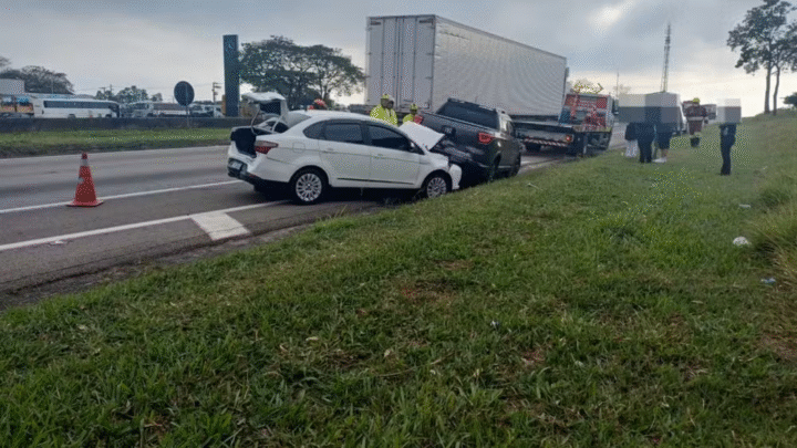 Engavetamento na pista marginal da Dutra complica trânsito em São José dos Campos