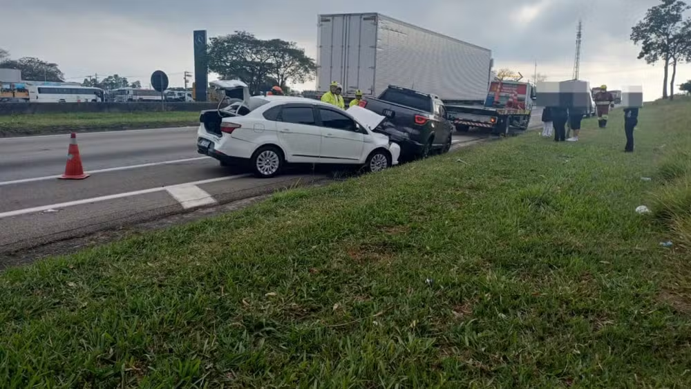 Engavetamento na pista marginal da Dutra complica trânsito em São José dos Campos