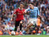 Antony e Jack Grealish em ação em Manchester United x Manchester City - Foto: Getty Images