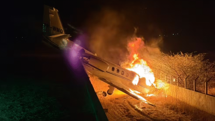 Avião do cantor Rey Vaqueiro pega fogo após pouso no RN