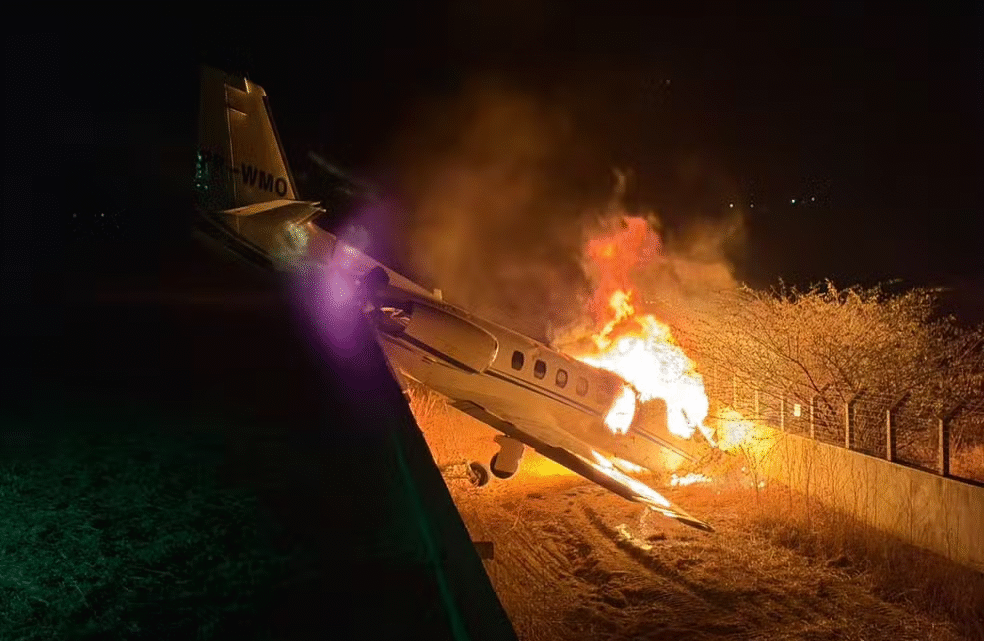 Avião do cantor Rey Vaqueiro pega fogo após pouso no RN