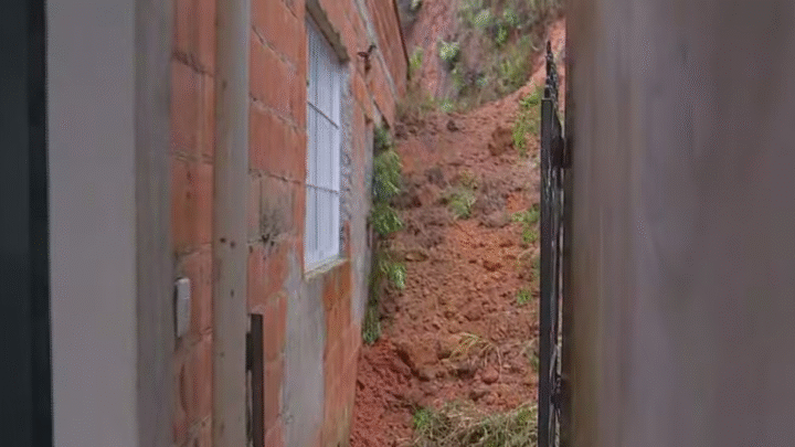 Casa é atingida por deslizamento de terra e interditada em Jundiaí
