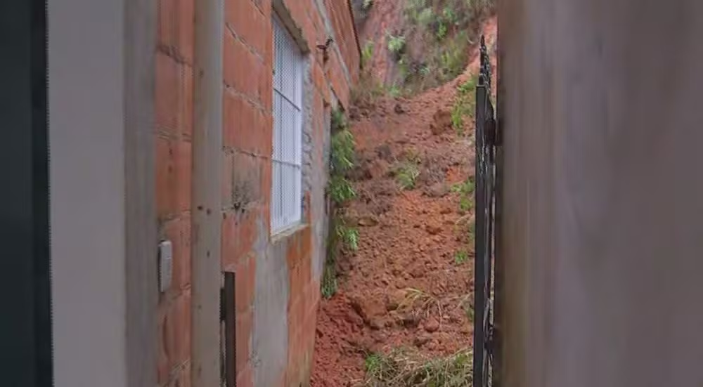 Casa é atingida por deslizamento de terra e interditada em Jundiaí Casa é atingida por deslizamento de terra e interditada em Jundiaí