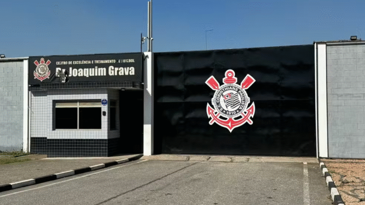 Organizadas do Corinthians vão ao CT e cobram elenco antes de jogo decisivo contra o Fluminense