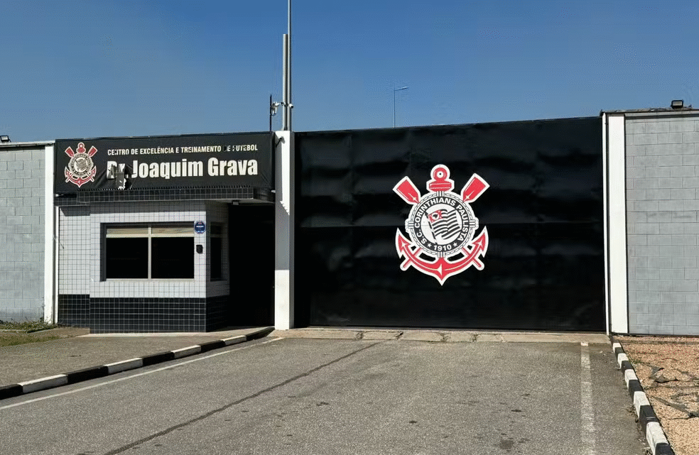Organizadas do Corinthians vão ao CT e cobram elenco antes de jogo decisivo contra o Fluminense Organizadas do Corinthians vão ao CT e cobram elenco antes de jogo decisivo contra o Fluminense