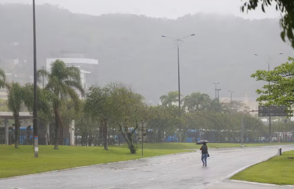 Ciclone e frente fria provocam chuva intensa e temporais em Santa Catarina neste fim de semana