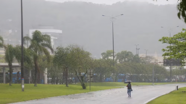 Ciclone e frente fria provocam chuva intensa e temporais em Santa Catarina neste fim de semana