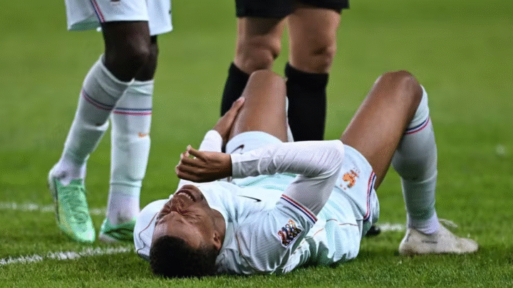 Turquia x França: Mbappé marca gol, sente lesão no joelho e preocupa seleção