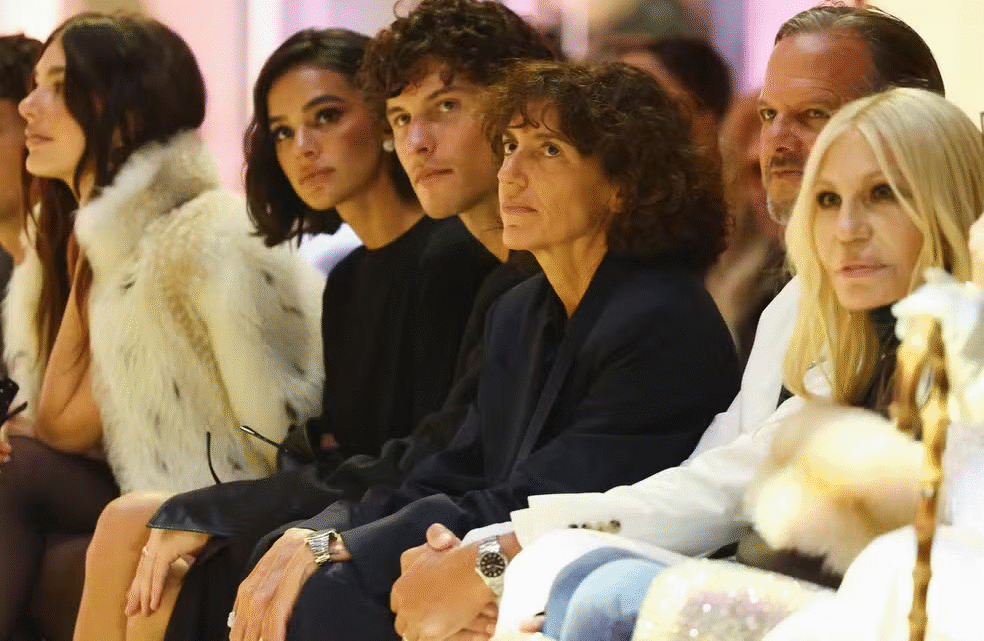 Shawn Mendes e Bruna Marquezine assumem namoro e trocam carinhos no desfile da Gucci